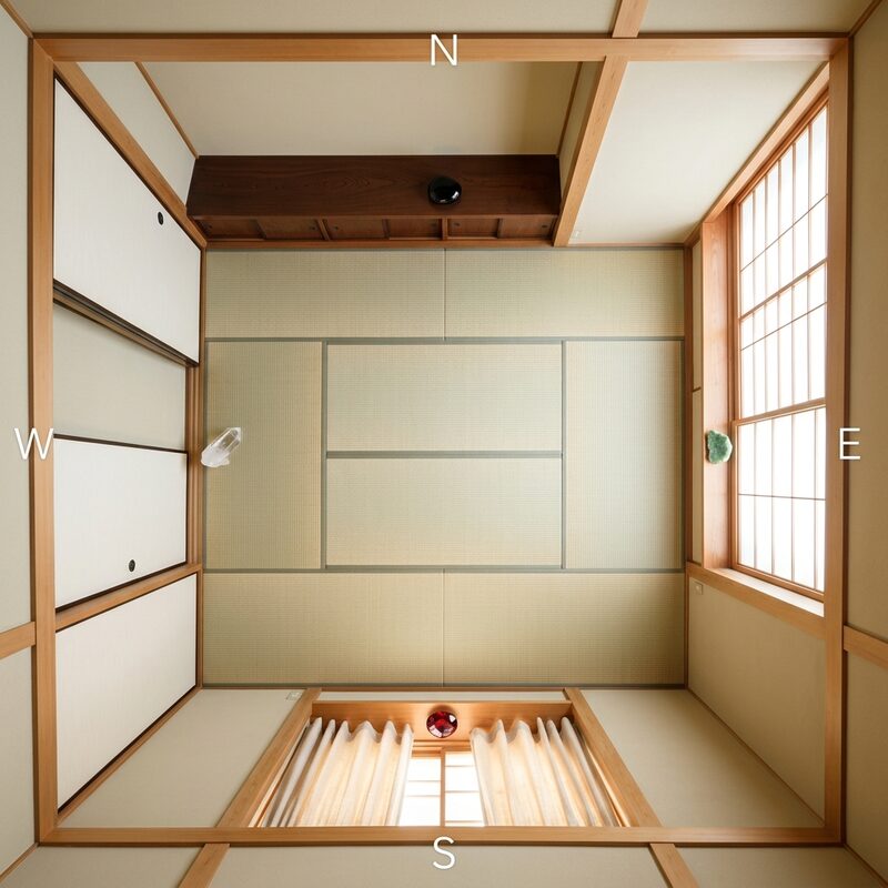 方角別に対応するパワーストーンが日本の部屋の東西南北に配置された建築士監修のレイアウト図