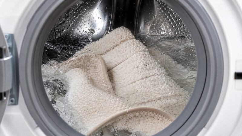 洗濯機で丸洗いされる綿のトイレマット