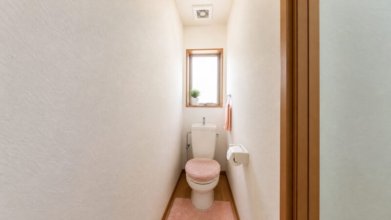 換気扇を回した賃貸の狭いトイレを小物で整えた例